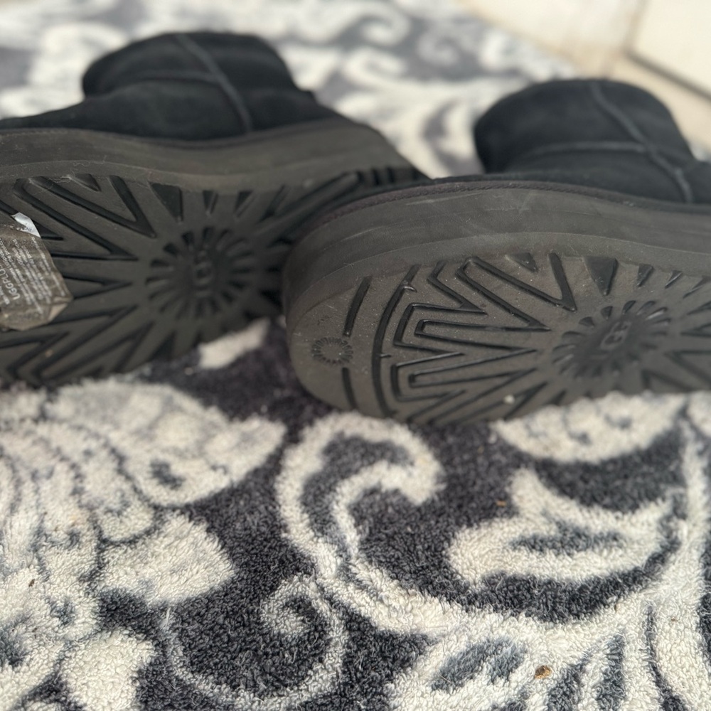 Uggs classic mini platform. Black size 8